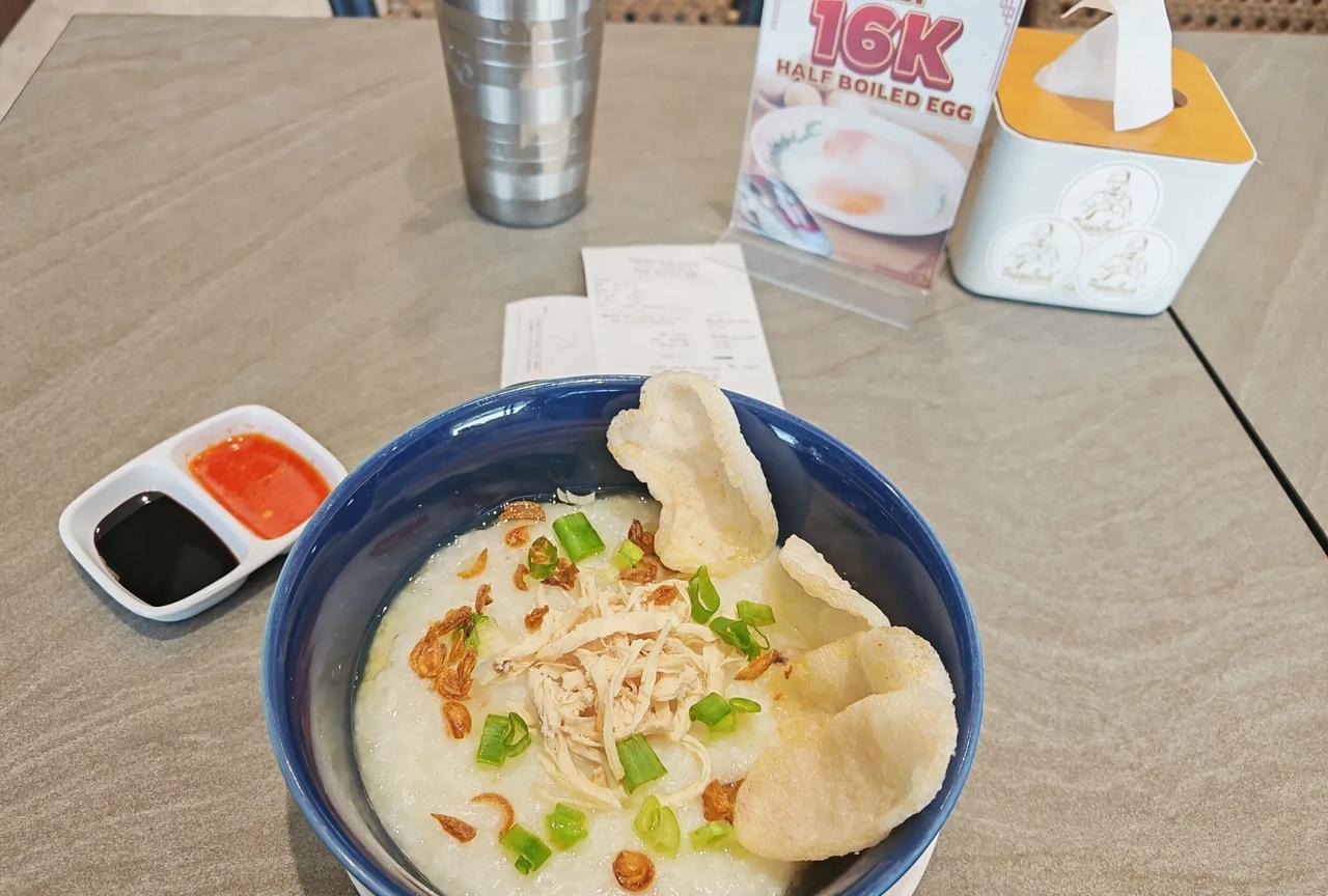 你早餐超过20块钱了吗？加上服务费，一共是76230元一顿饭吃了7万，服务员