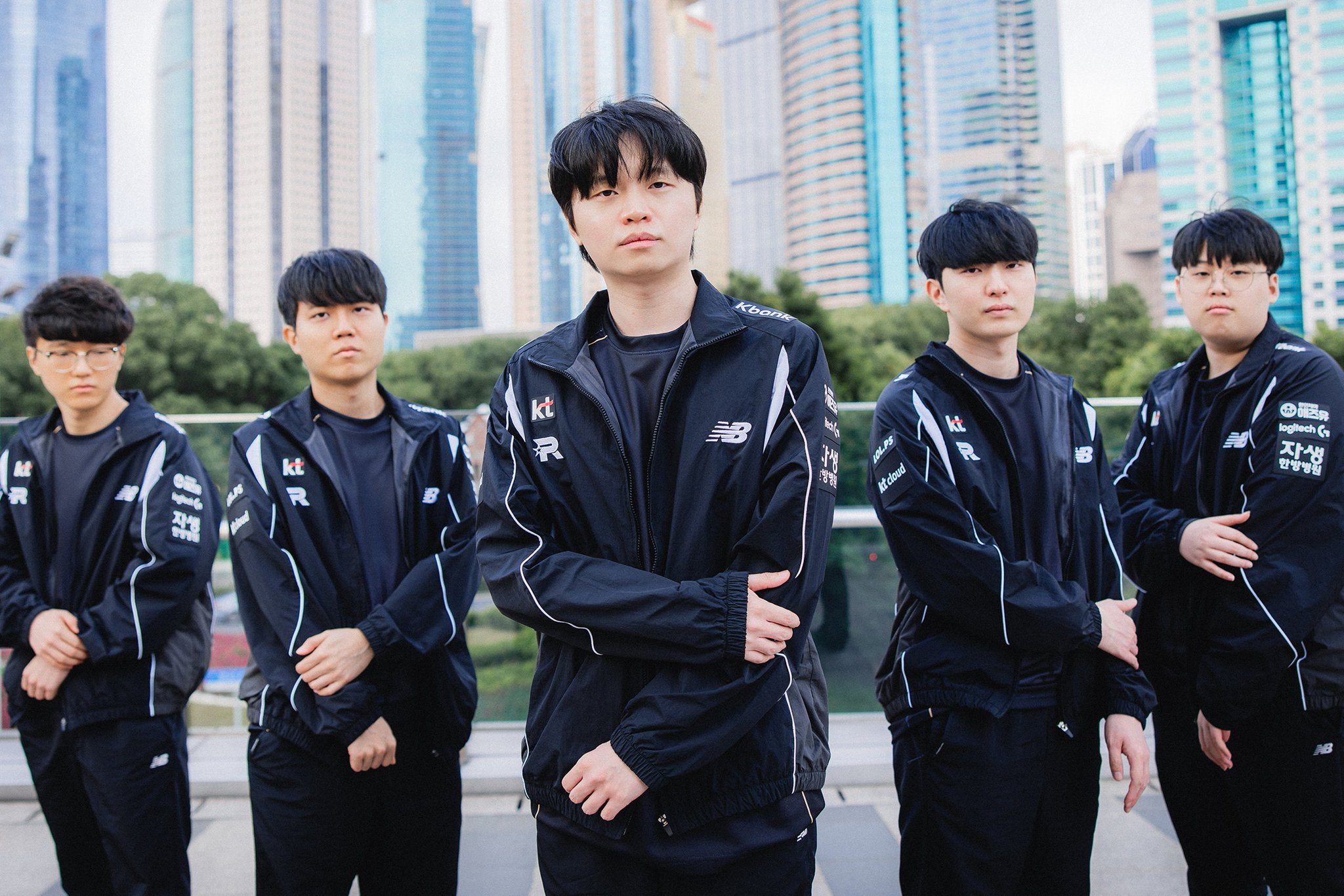 LOL官方分享GEN、KT、TES、T1战队合照并配文: S15四强战队