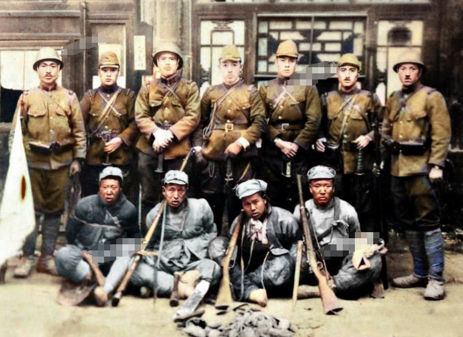 四名被俘的八路军中，惊现一名女兵。日军对这张照片的注释是：1943年冀县扫荡，俘