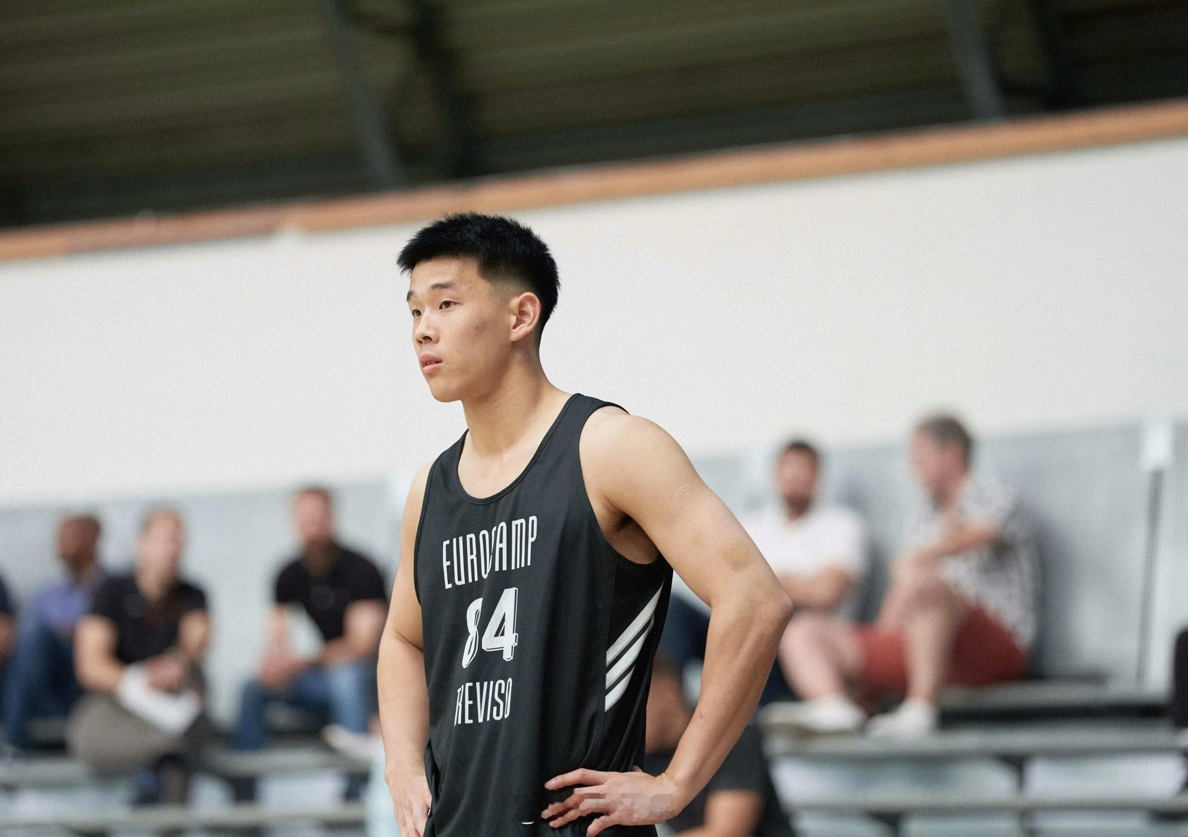NBA球探NickCrain点评了参加2025年阿迪达斯欧洲训练营的中国球员林