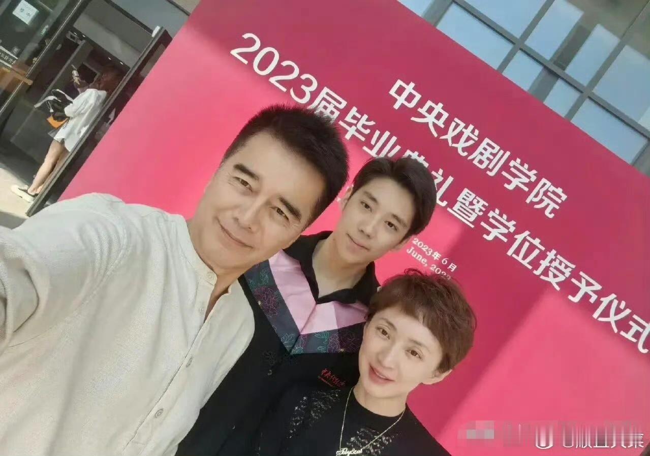 许亚军说，我结过四次婚，不是因为我花心，而是因为我负责任。何晴是许亚军的第一任