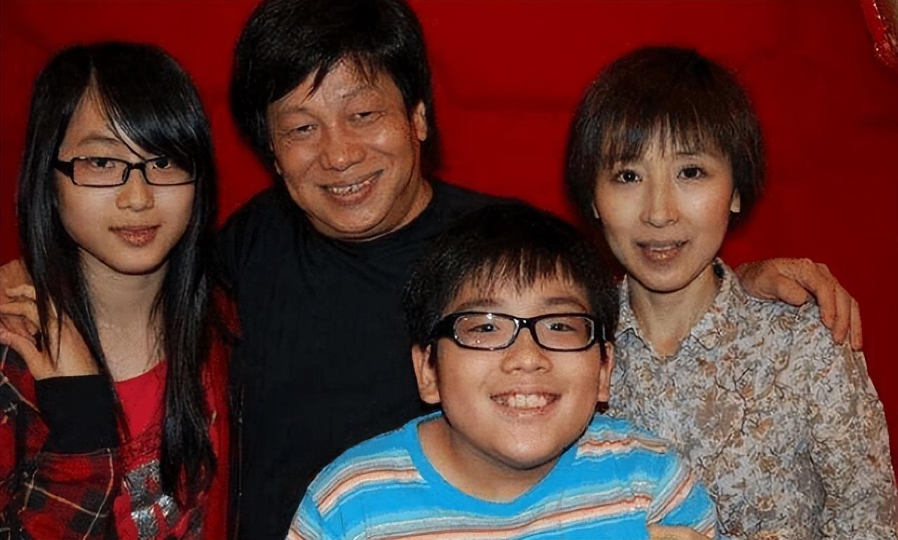 梁小龙的故事真给老夫少妻们提了个醒。他和小20岁的妻子宋骧相识时，事业正处低谷，