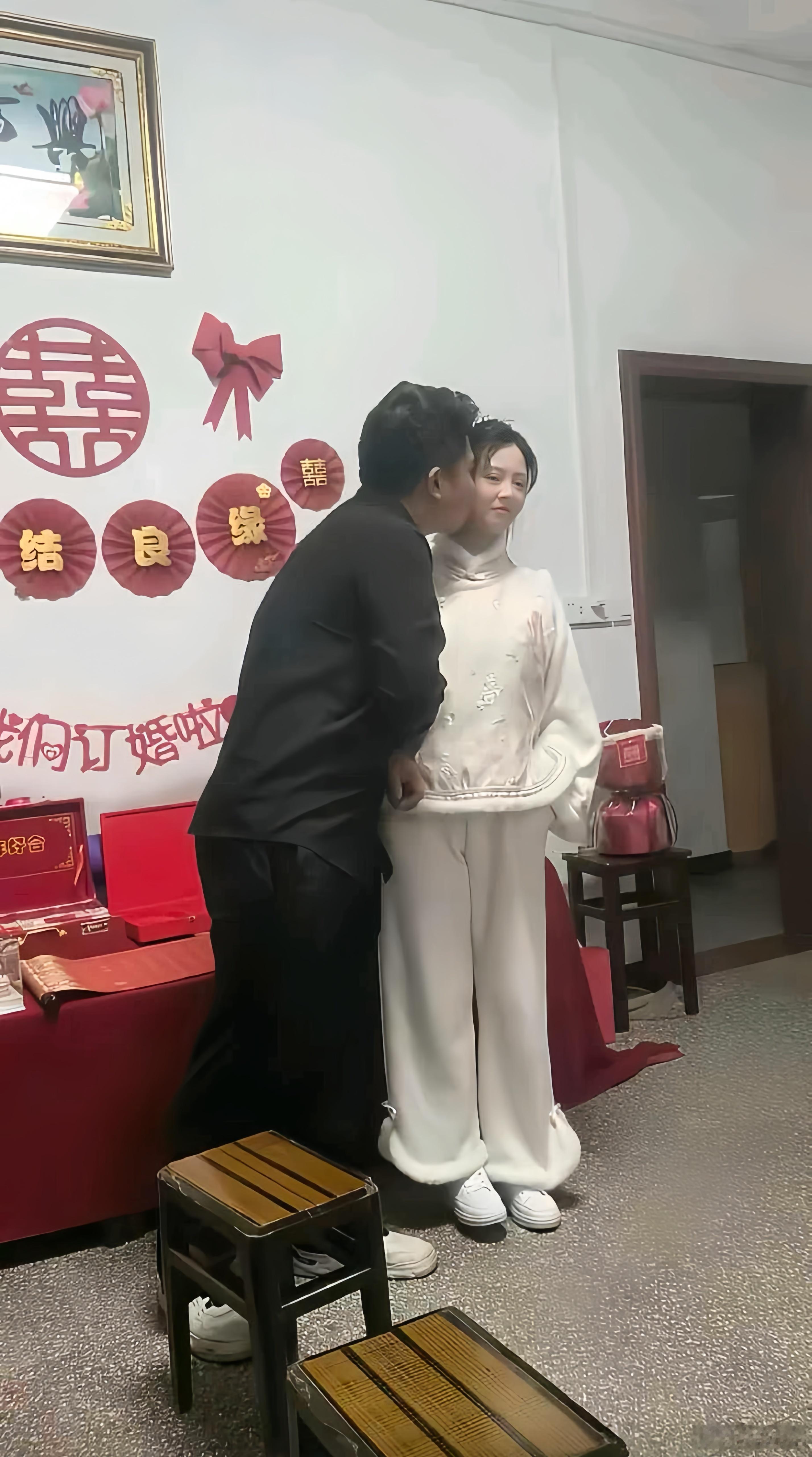 订婚宴上，你们从女生这个表情中看出了什么？
