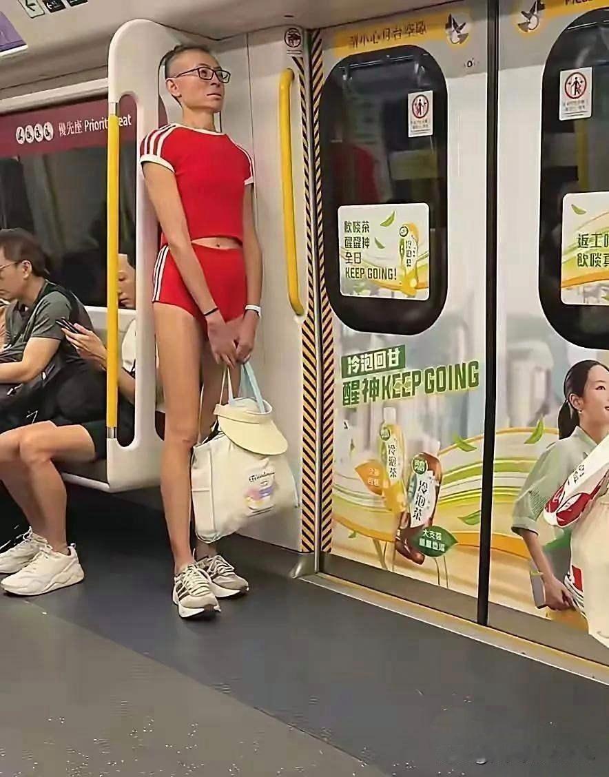 说实话，坐地铁真的能见到形形色色的穿搭，你看到这位大哥，这身搭配，让人摸不着头脑