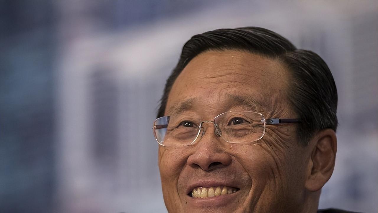 吴光正不是包家“包租公”，网上说的15000套房、300亿年收租全是编的。这些