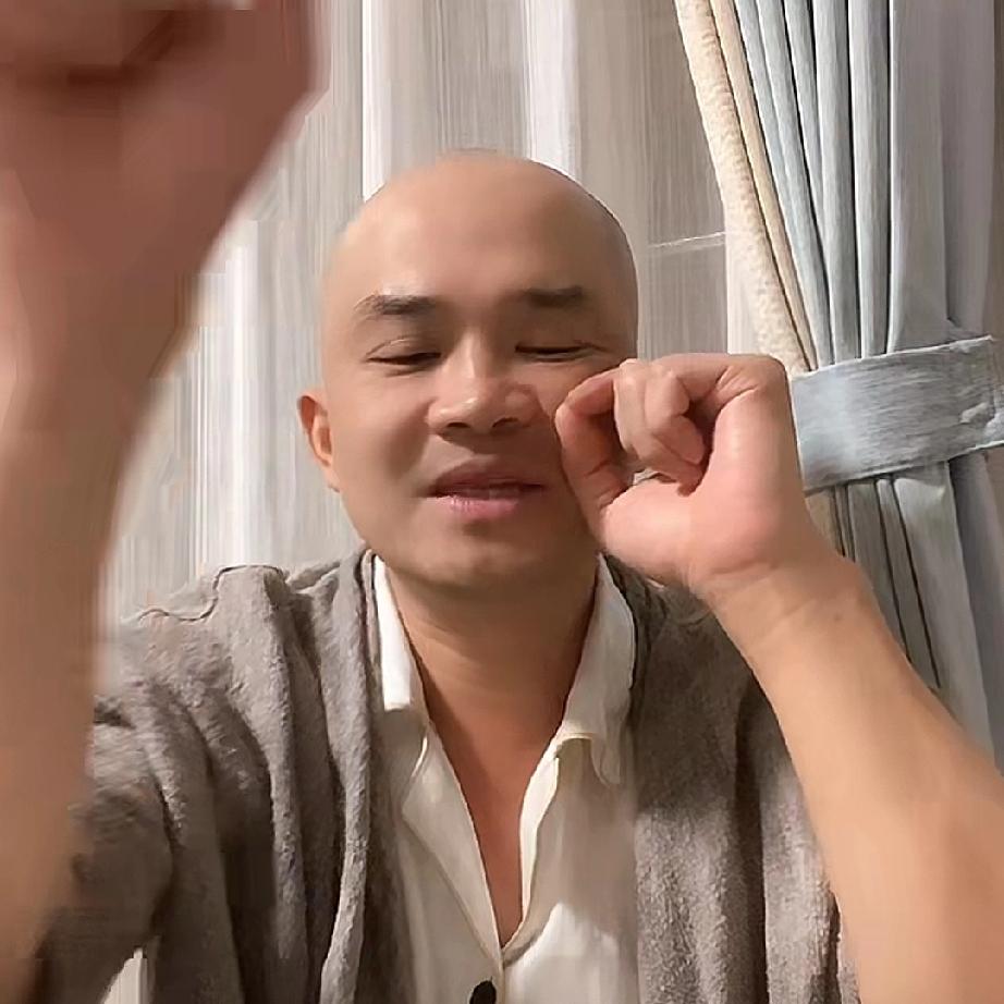 刚打开抖音，乍一看还以为是个和尚在直播，仔细看了一会儿才发现，这竟是传说中刘晓庆