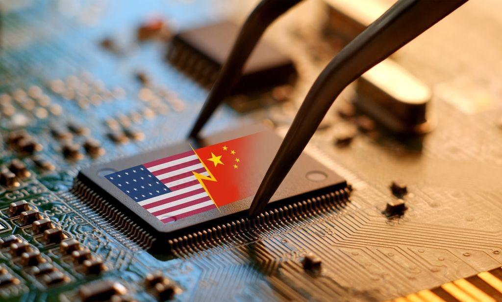 在中美芯片竞争这事上，日本人瞅见个挺有趣的情况：美国一门心思拿高端芯片要和中国比