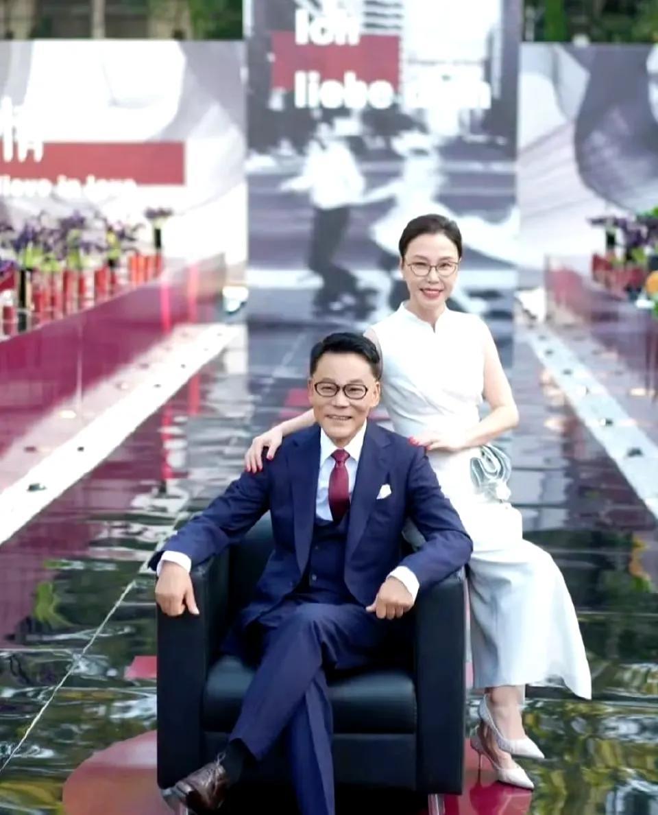 终于理解李国庆为什么不选大学生，也不选女明星，偏要娶同龄人张丹红！你看这结婚照
