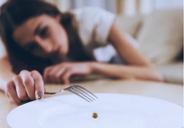 长期节食会有什么后果？永远都不要测试人性。1944年曾有美国科学家找了36名志愿