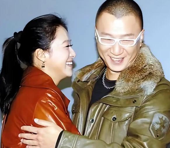 2008年《潜伏》开拍，沈傲君和孙红雷拍完吻戏后，她悄悄地对导演说：我给你100