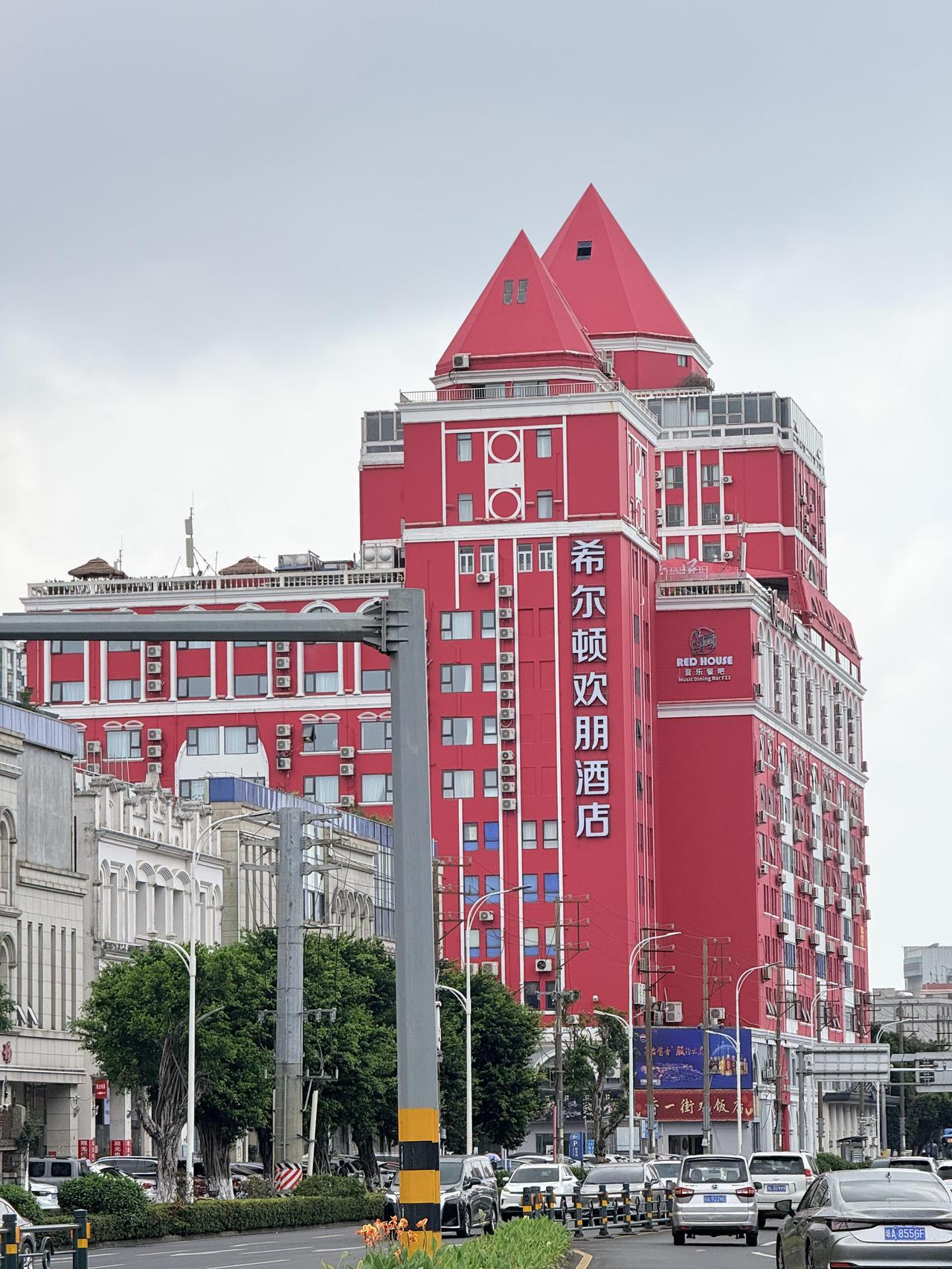 这建筑是说她好看靓丽呢，还是格格不入呢。