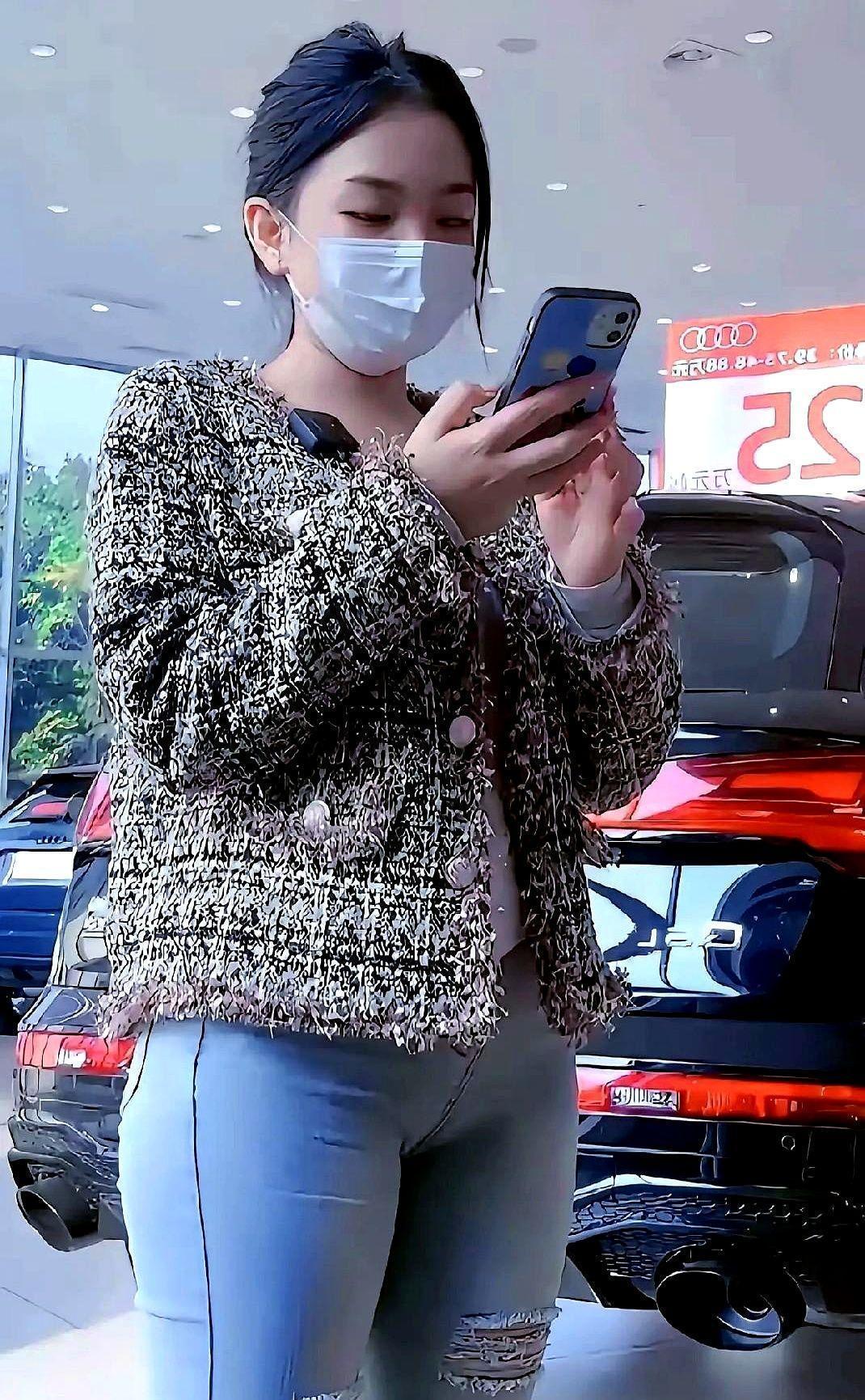 衬衫不塞，不是偷懒，是身体先扛不住了。胃被皮带勒出印子，腰上一道红痕，坐地铁怕