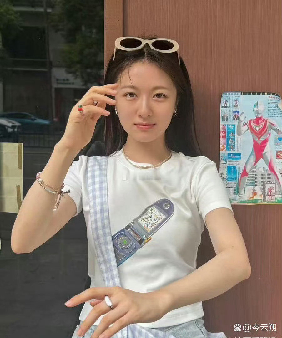 这居然是李兰迪素颜的状态，你们觉得能打几分？​