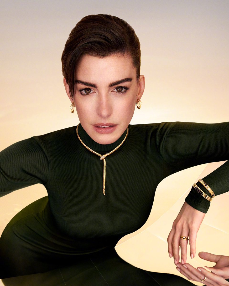 宝格丽全球品牌代言人安妮·海瑟薇（AnneHathaway）与普丽扬卡·乔普拉