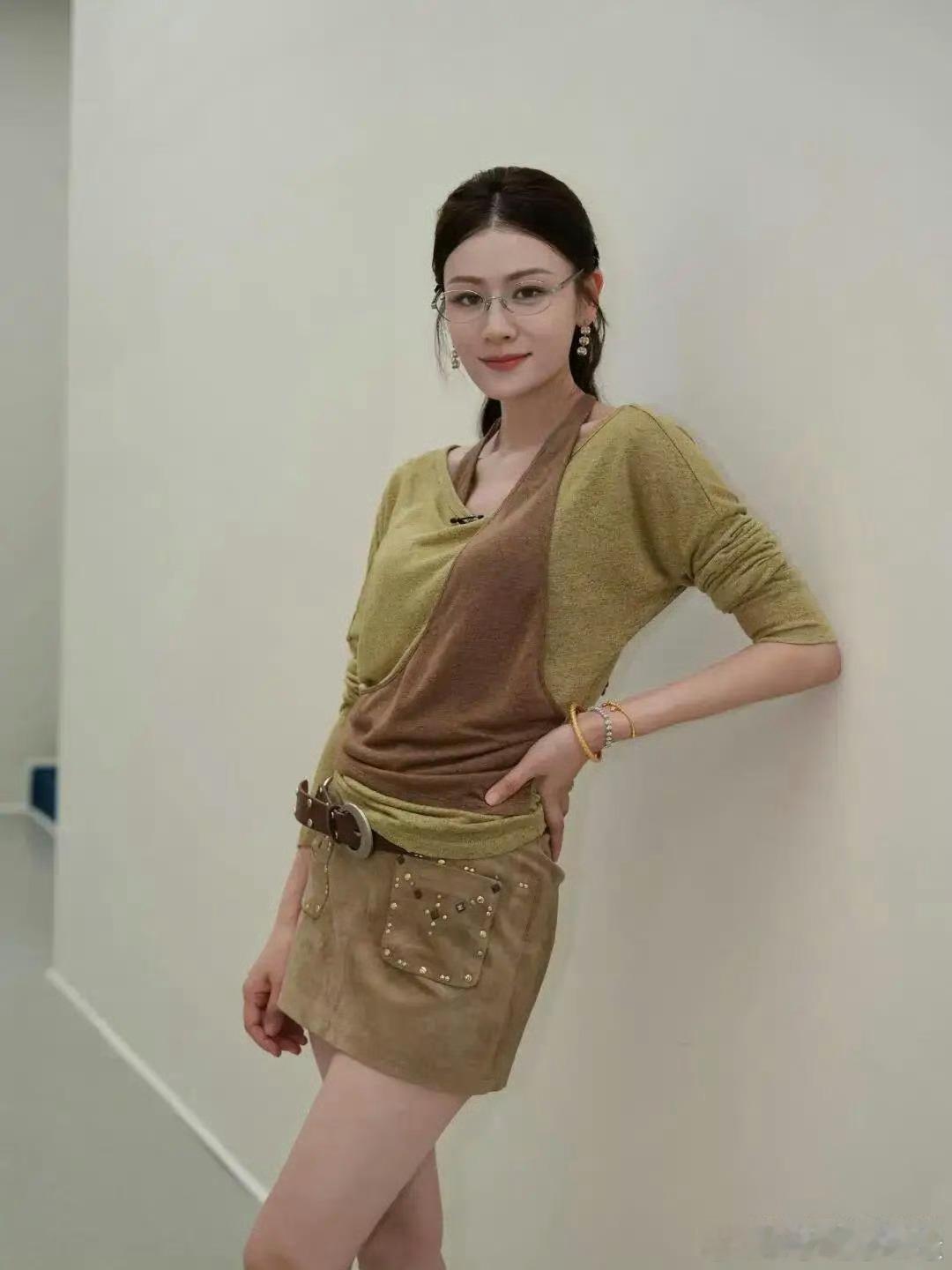 田亮相守19年的妻子叶一茜，42岁已是两个孩子的妈妈，体态绝佳，多年来毫无绯闻。