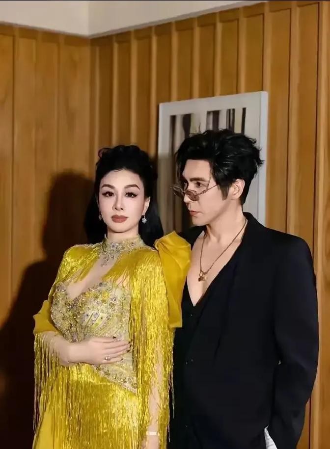 不得不佩服张伦硕，搞定大12岁三婚的钟丽缇不算本事，真正牛的是他摆平了自己家那对传统的山东父母。张妈