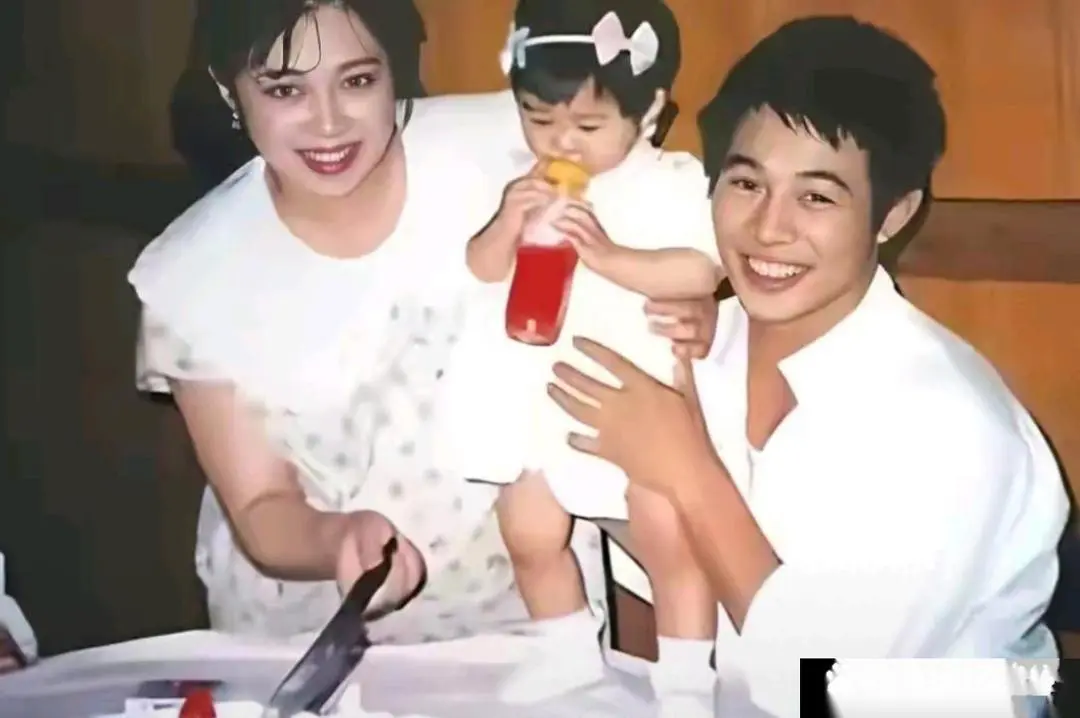 80年代，李连杰和原配黄秋燕一起给孩子过生日