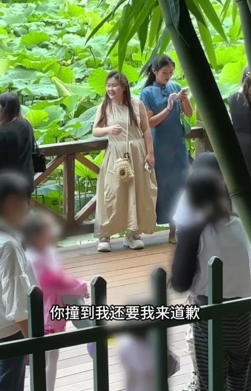 太逆天了！昆明翠湖一名摄影师被小孩子从后面撞到，家长要求摄影师道歉！事发当天，