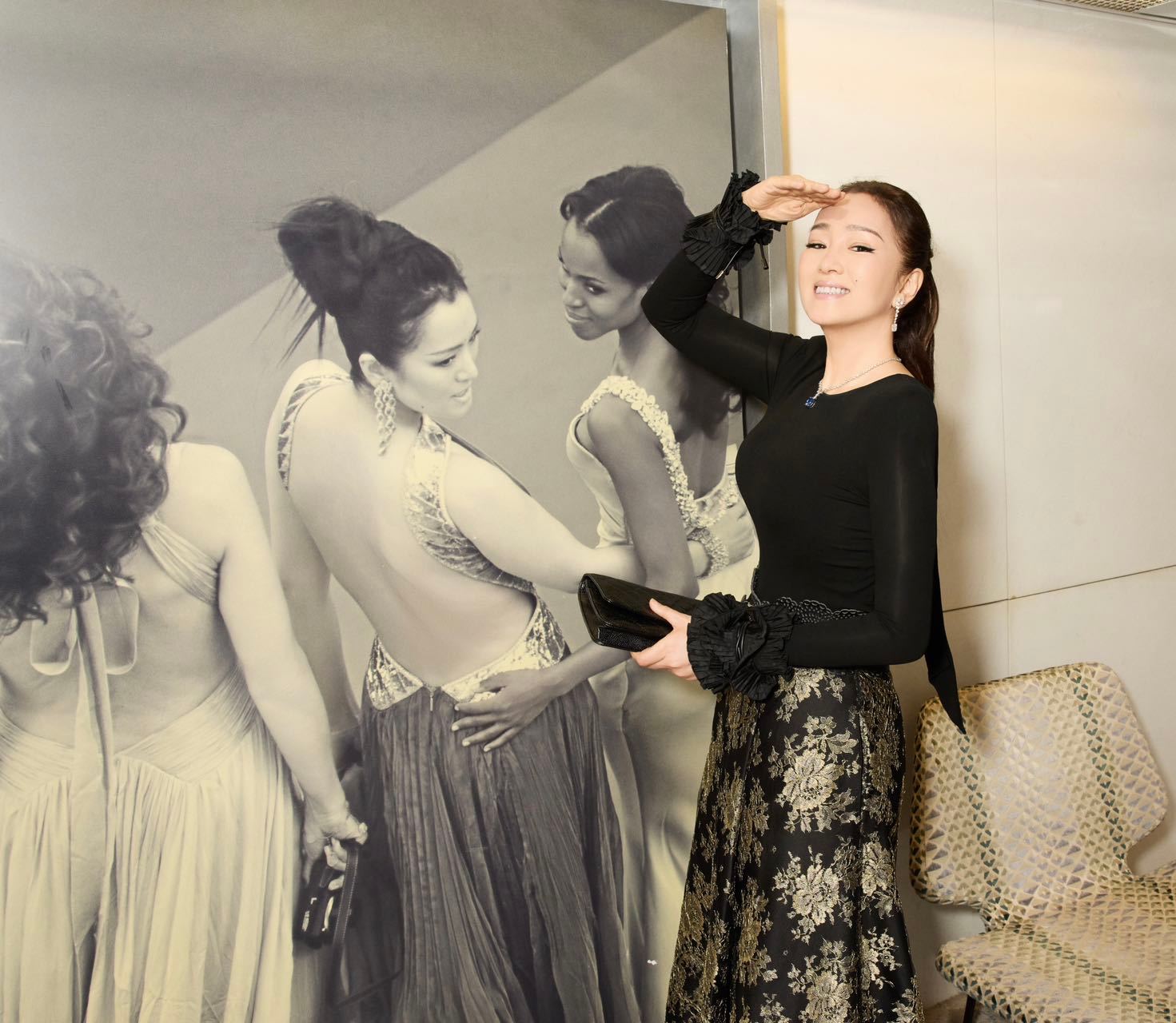 巩俐出席世界AI电影节巩俐世界AI电影节开幕致辞60岁巩俐黑金造型亮相戛纳紫毯，