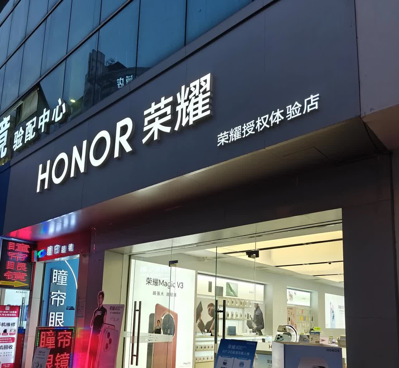 今天终于有机会去线下店摸摸新发布的荣耀400系列手机。第一眼看到真机觉得颜值真挺