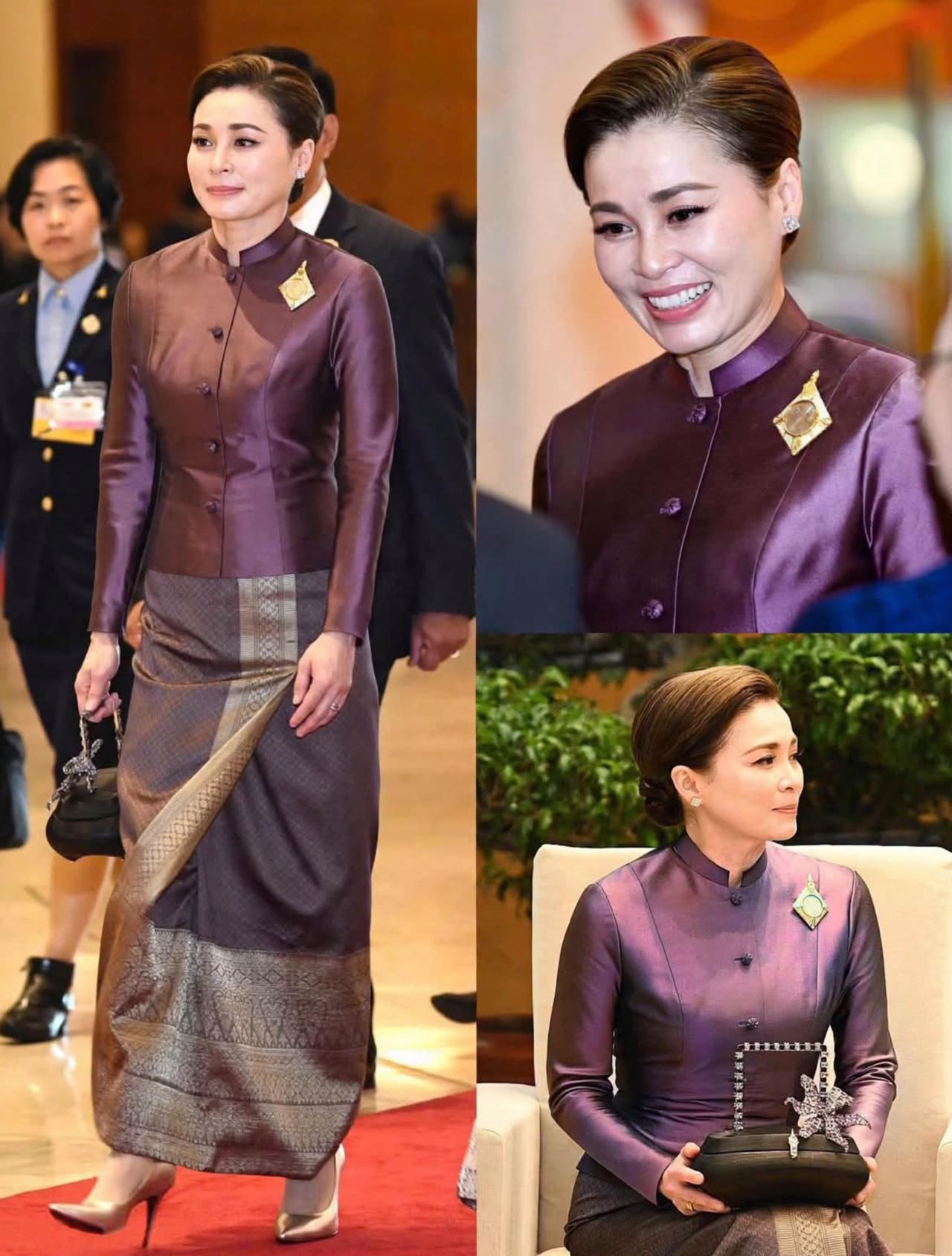 苏提达身穿紫色礼服，跟越南第一夫人会面苏提达王后访问越南时，穿了一件山竹果皮色