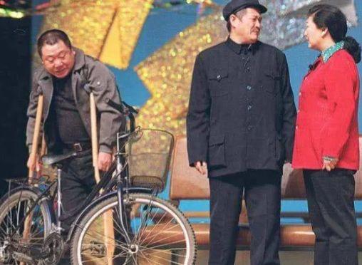 有一次，赵本山领着范伟商演，七场42万，分给范伟7000，高秀敏看不下去了：“哥