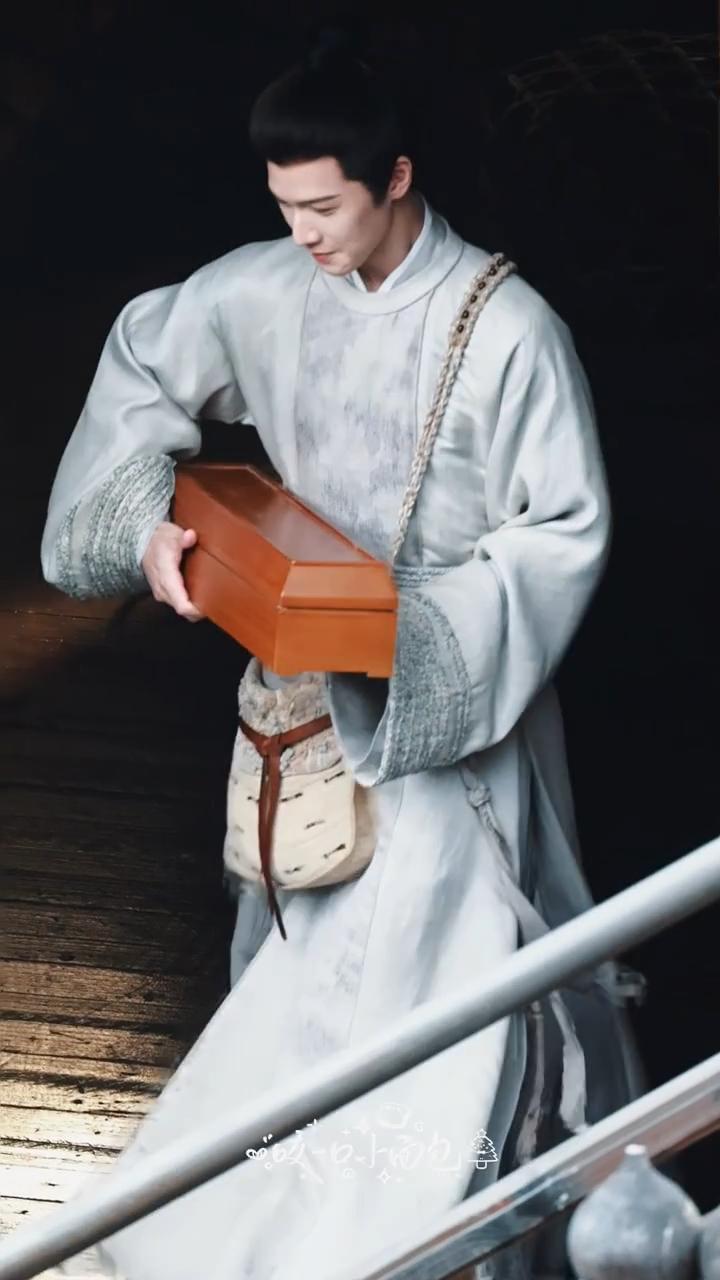 李昀锐《尚公主》新路透，背上小书包的言尚小书生乖乖的，想问言公子缺同桌吗~​​