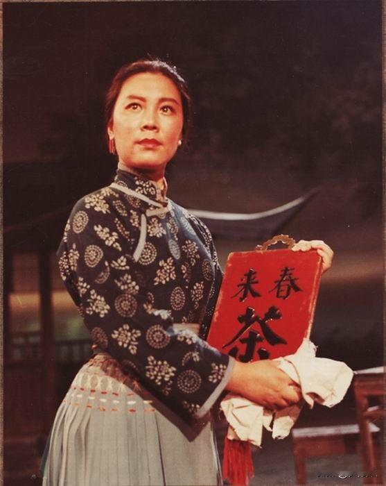 四部现代京剧中的女主角，分别是；《沙家浜》里阿庆嫂的饰演者洪雪飞，《海港