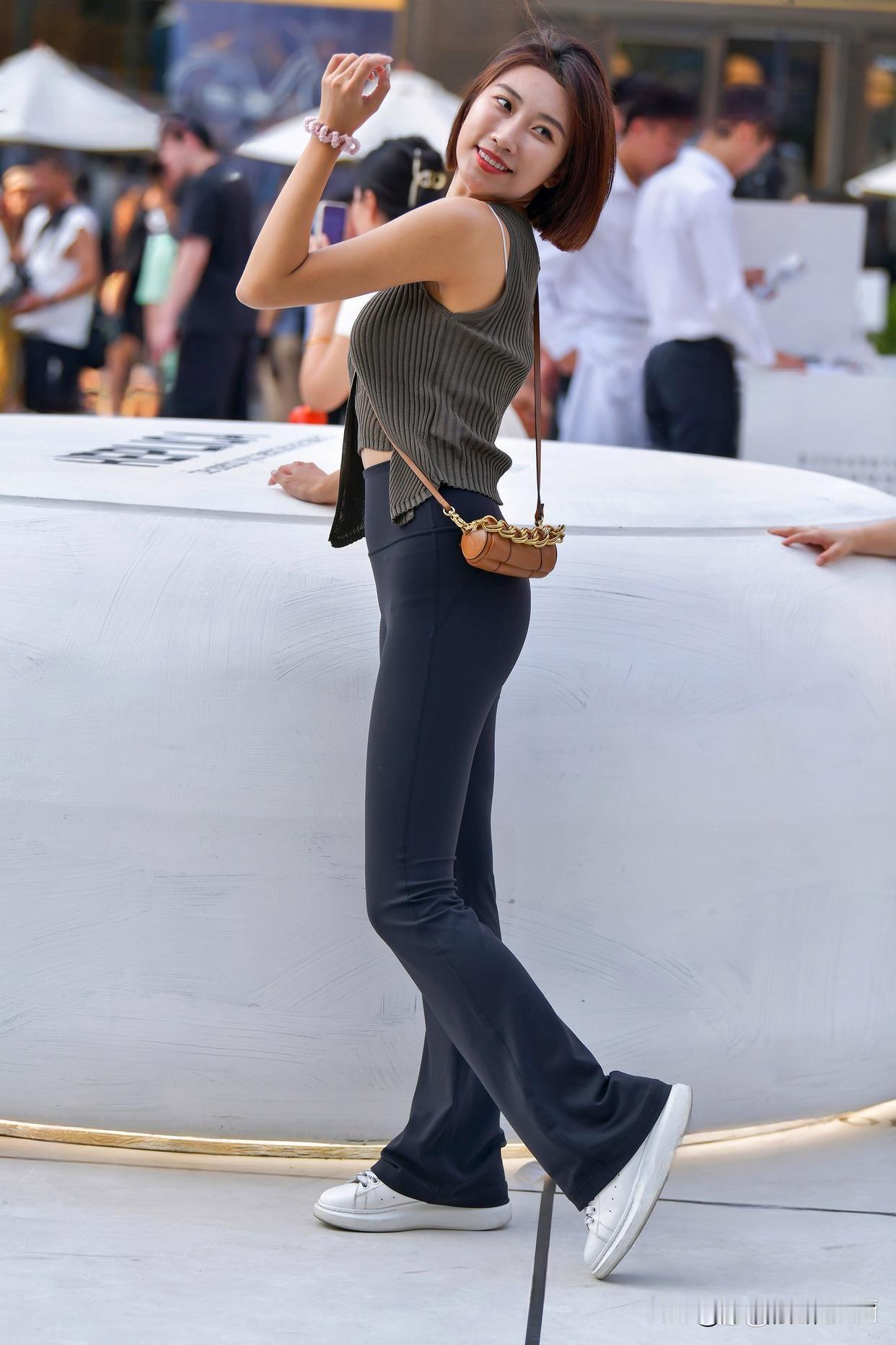 都市时尚女孩总能用自信微笑和优雅穿搭惊艳众人。就像那位在咖啡馆宛如女神的女孩，整