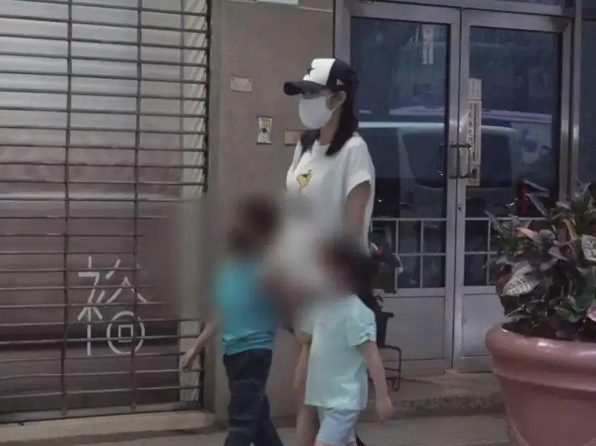 台媒曝安以轩与三男友人泡夜店9月24日，台媒曝光安以轩近况，她带着两个子女到诊
