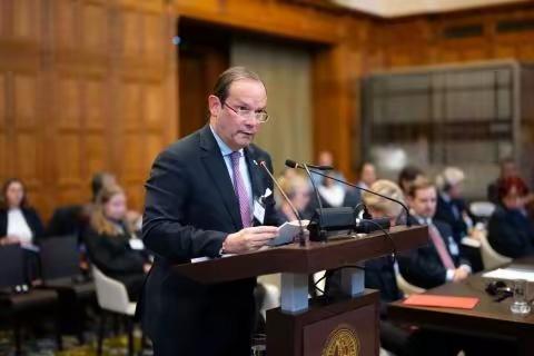 太尴尬啦。巴拿马总统穆利诺一边听从美国的挑唆，不顾中国反对强行接管长和集团旗下港