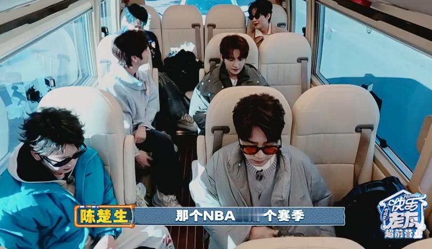 怪不得陆虎在《快乐老友记》上一直许愿能上春晚！原来他把自己和哥几个上春晚的照片放