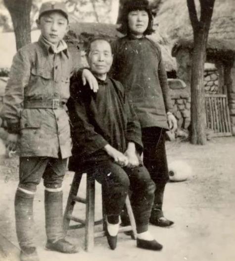 1944年，女侦察员陈杰英被日军活埋，在敌人走后，村民们都围了上来，却有人发现泥