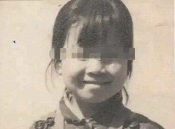 1990年，陕西一个13岁的小姑娘，用毒药结束了自己亲生父母的性命，还将9岁的弟