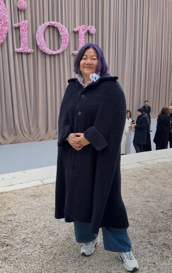 洪晃就是洪晃，别人看秀是穿高定，打扮精致，她看秀是素颜，穿得像去菜市场似的，这就