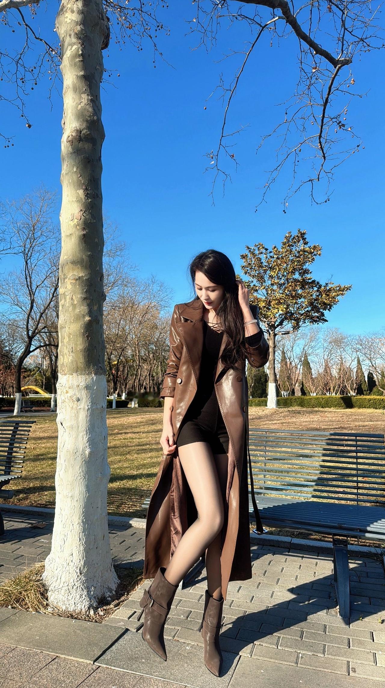 冬日穿搭指南：棕色大衣+短裙，优雅又时髦！