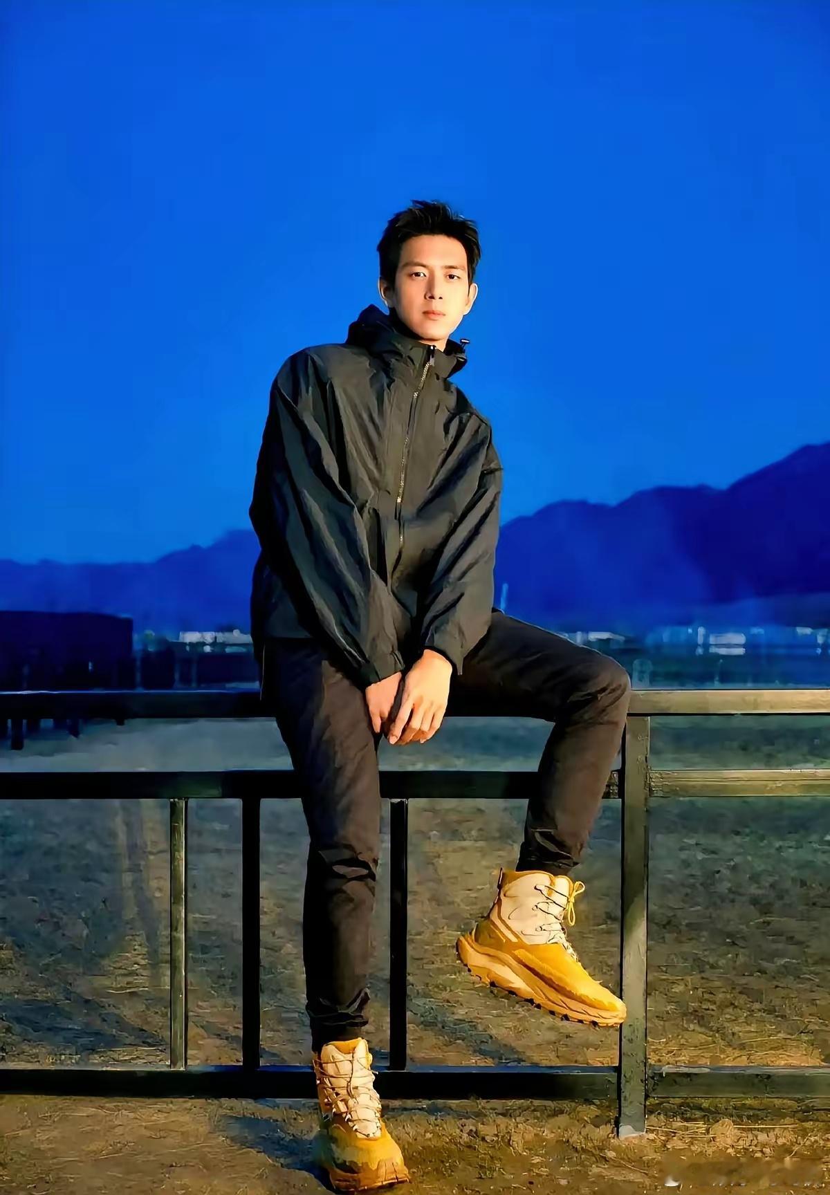 33岁李现把婚姻这扇门直接焊死，圈里人一看就懂：他是用单身换自由。狗仔拍不到女友