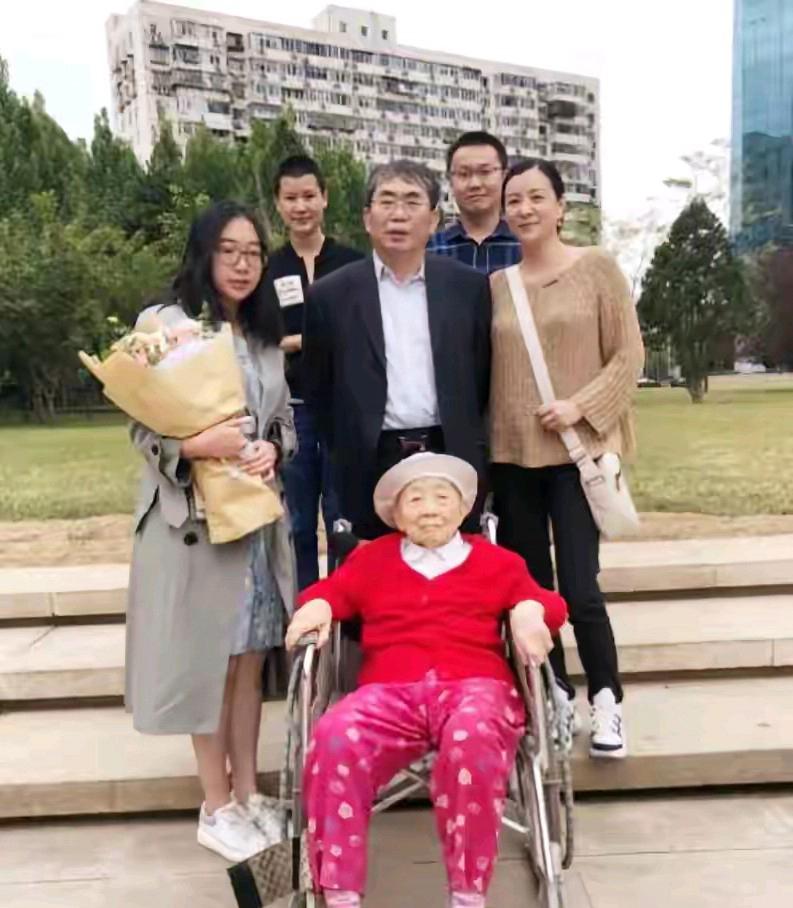 棋圣聂卫平跪在儿子门前，被拒之门外整整三小时。当年离婚时孩子才七岁，一句