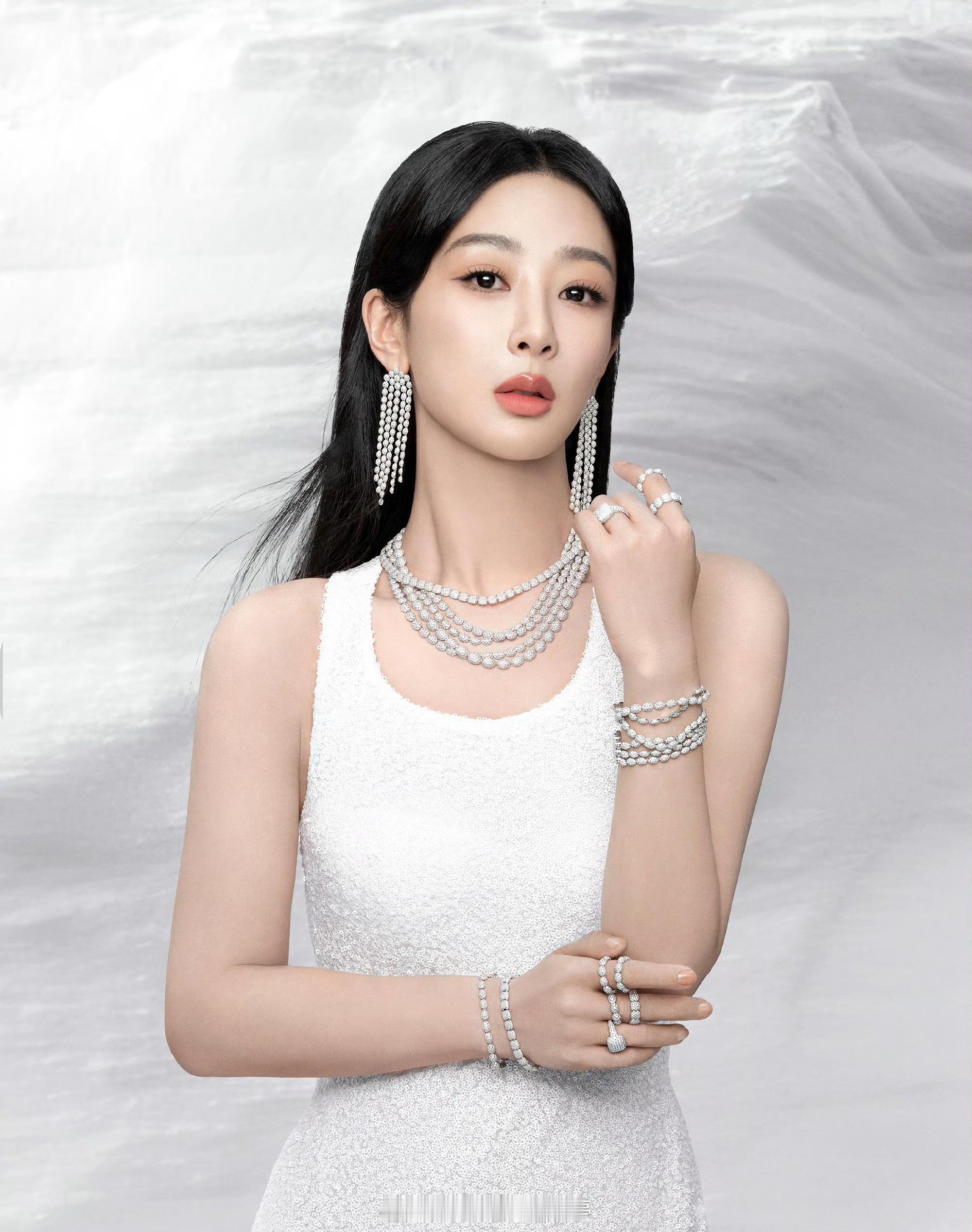 杨紫这组珠宝大片拍的好好，坚定、优雅、自信
