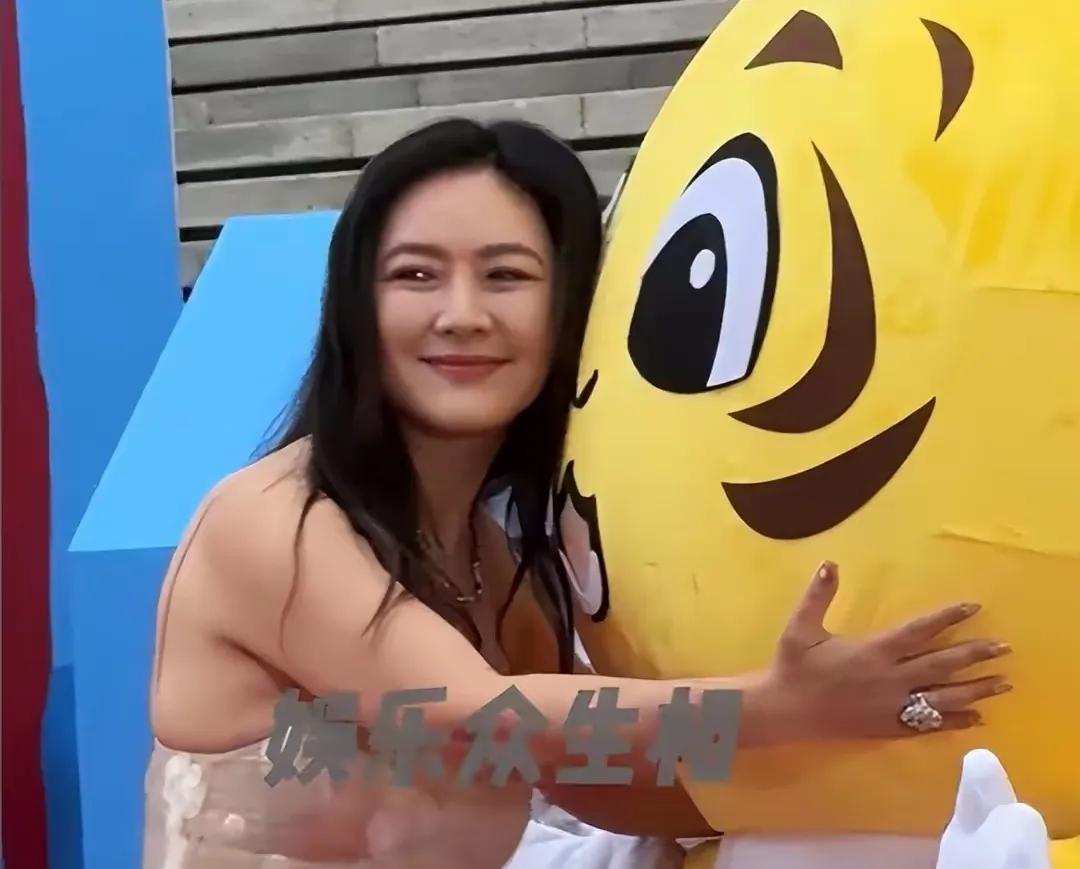 近日，49岁的田海蓉走毛毯，被网友们吐槽：头顶上的白发，发福的身体，发腮的“大饼