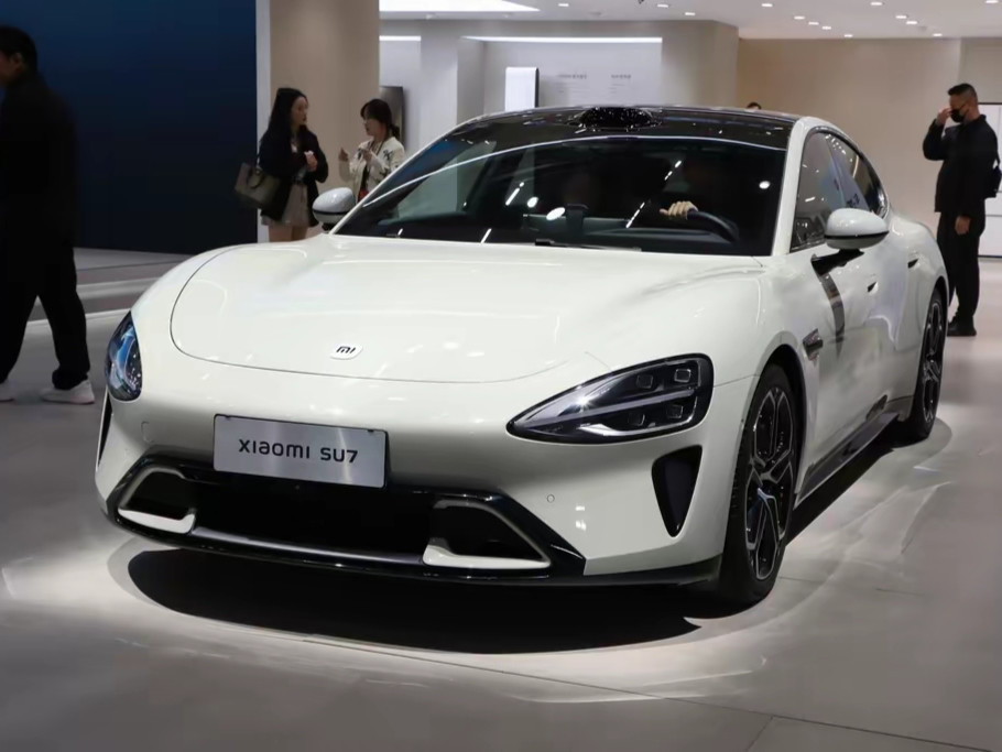 成都那起小米SU7撞店铺的新闻，真给我惊着了,一辆好好的车直接冲上人行...