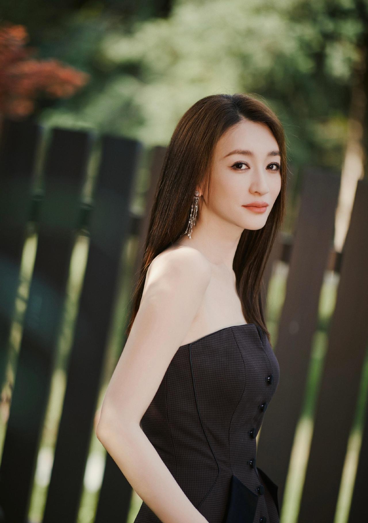 李小冉因唱歌跑调哭了两晚节目播出后，镜头无意间捕捉到李小冉在后台偷偷抹泪的画面