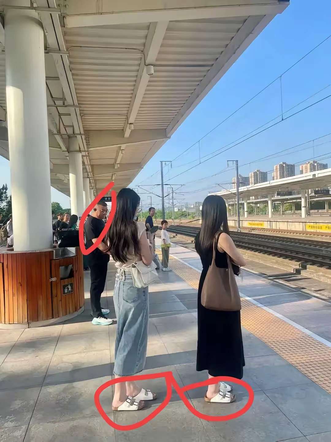 大哥这眼神：现在又流行这样式的拖鞋吗