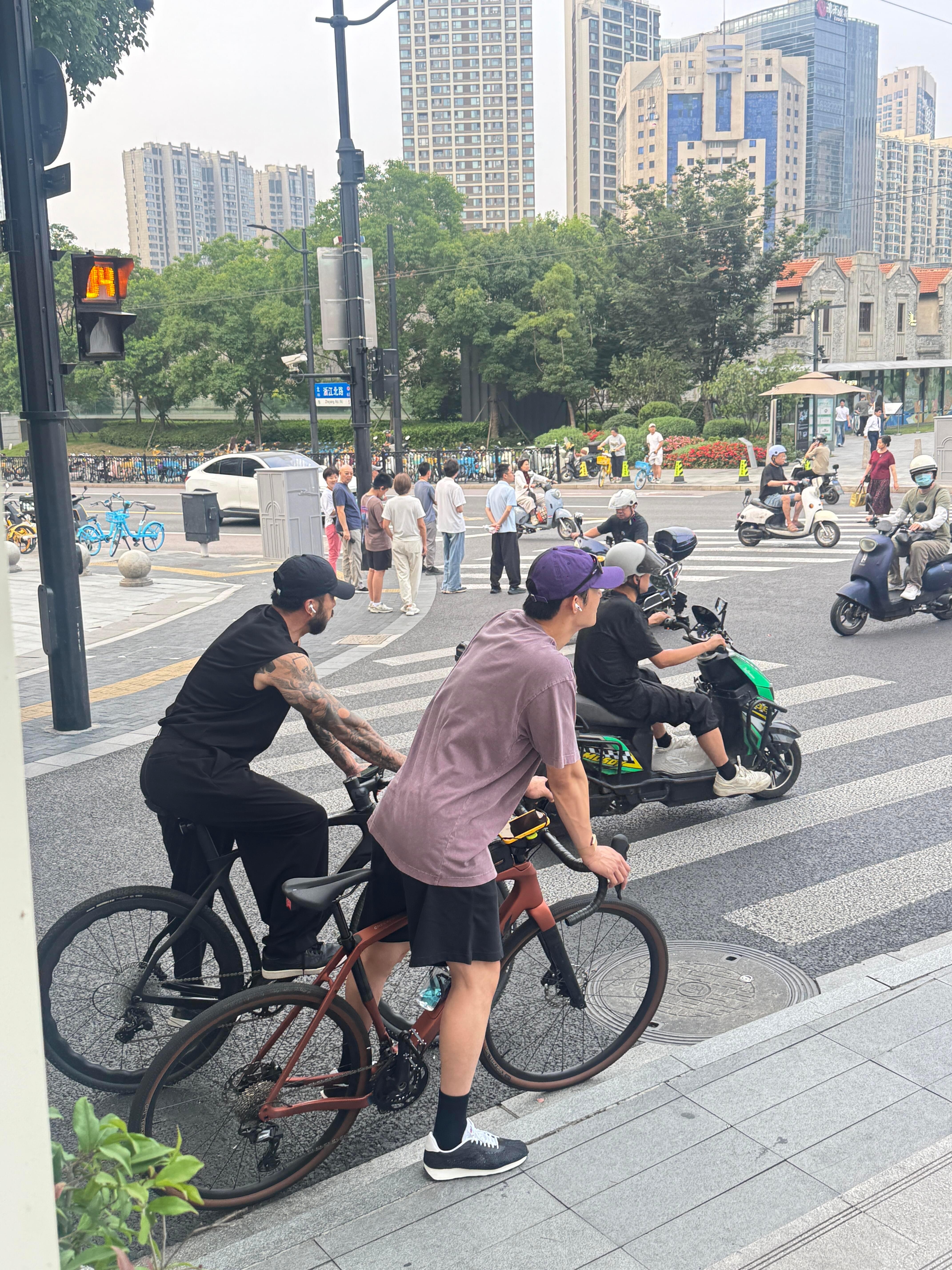 黄景瑜🐳谁能扛住黄景瑜这一笑hjy黄景瑜厉泽川松弛感大帅哥又被偶遇，宝子特别
