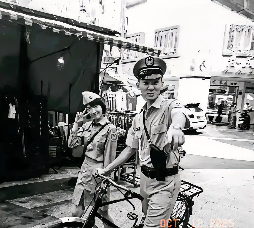 在台湾省街头巡逻的警察，女警员不知道在和谁召呼。