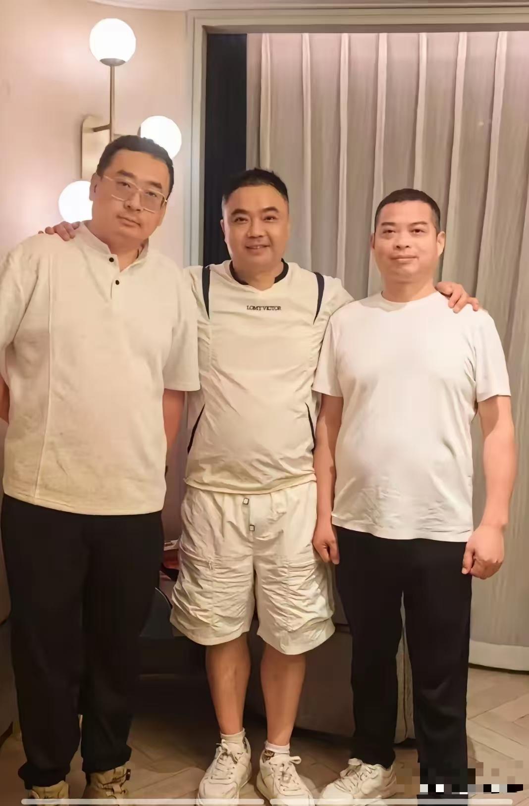 刷到张干部、星球和云浩男儿他们的合影。许敏一直被父母宠爱，对社会了解不深。害人之
