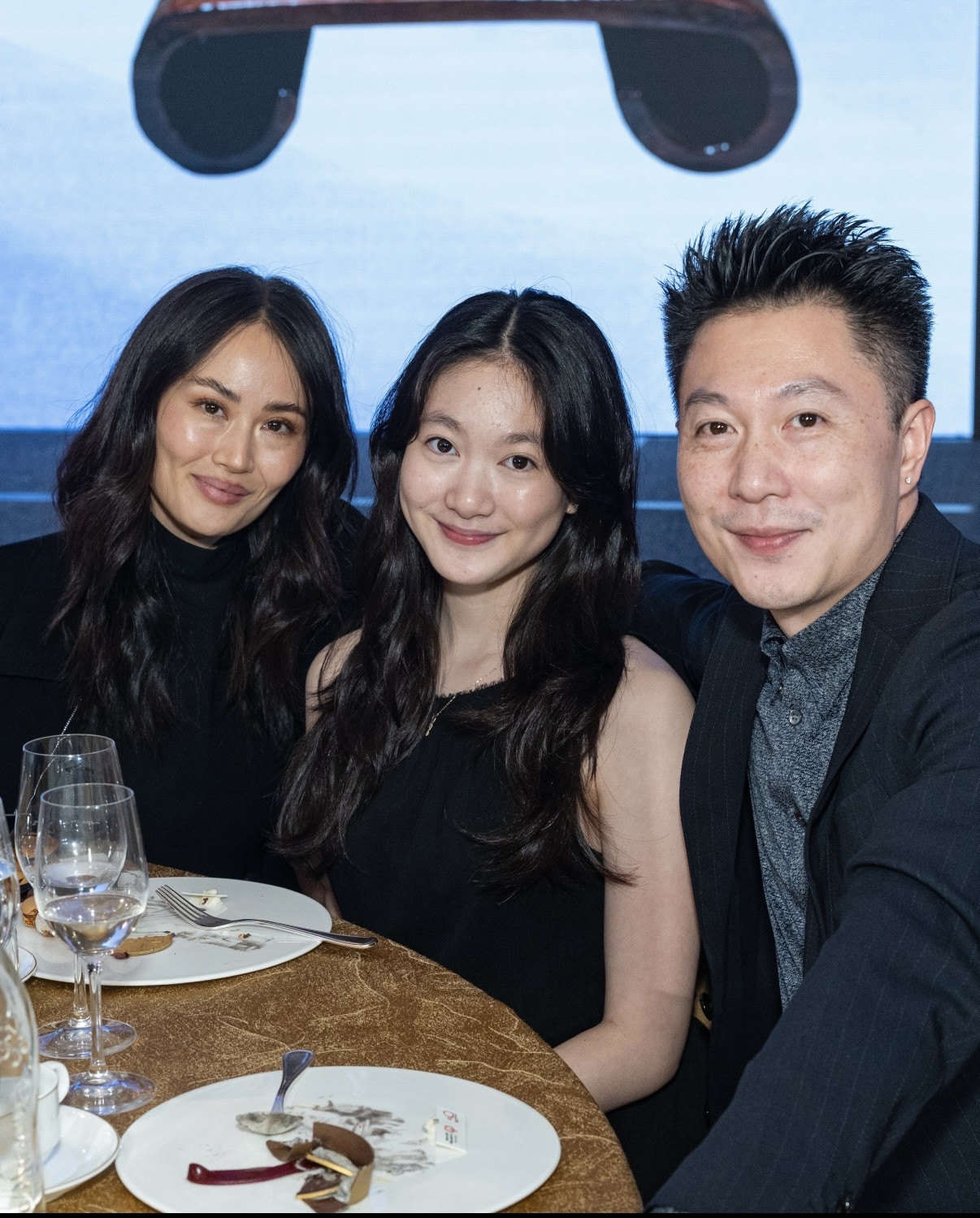 李小鹏带女儿参加香港特殊奥林匹克，奥莉和妈妈共用一张脸，才14岁就看着好成熟！她穿黑色连衣裙，留着披