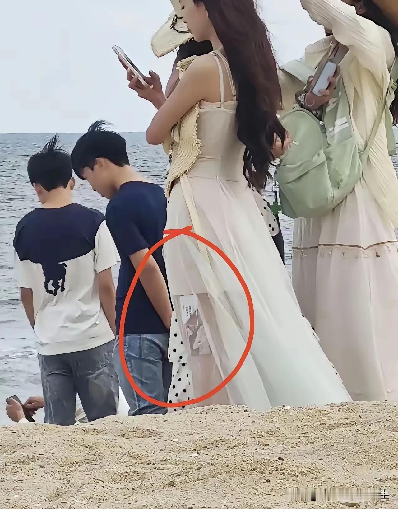 原来干这事的不是个例。但是为什么都是女的，没有男的？其实她们都是小仙女，衣服穿