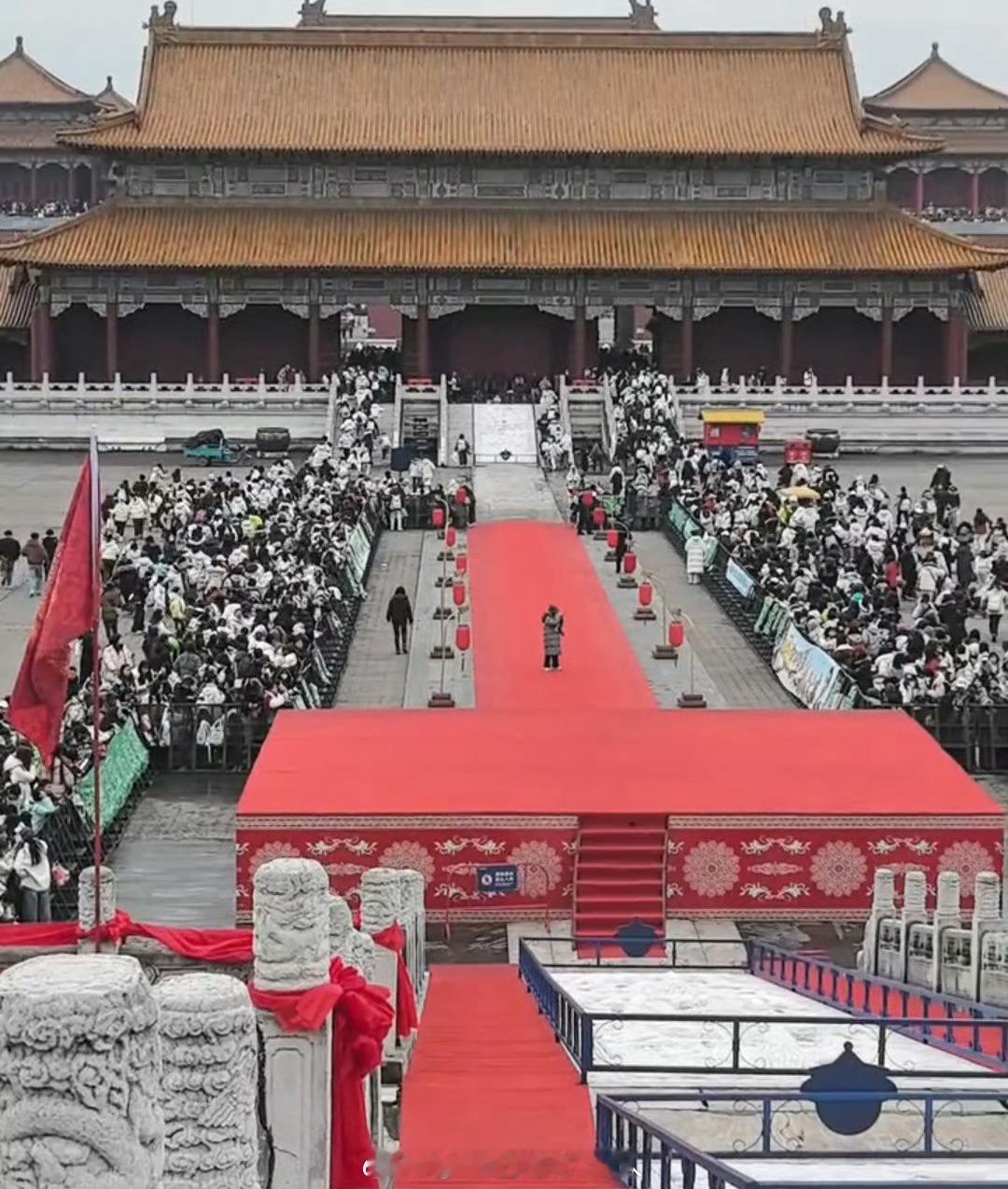 成毅粉丝都跑城楼上去了两京十五日杀青现场成毅粉丝的数量也太震撼了