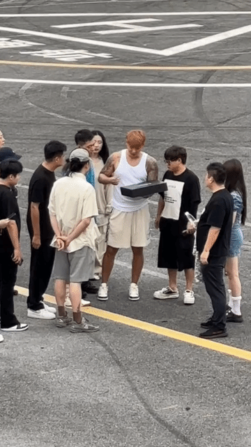 人群里的黄子韬壮的吓人，脑袋那么小的他，身上肌肉那么大块，看起来比例都不对了，感